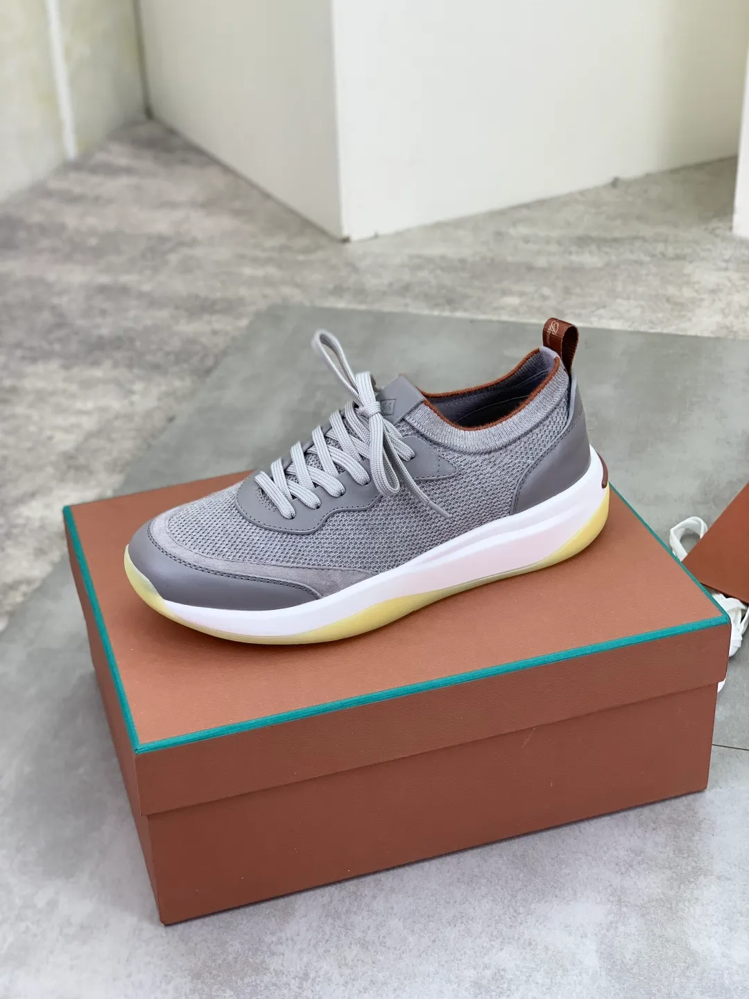 Men's Men's Shoes 💰P620 New 💰High Quality Latest Casual Shoes Loro Piana 💯Top Authentic Grade💯Buy the original 1:1 copy💯 Founded the existing Loro Piana company on April 24, 1924. It is now the sixth generation of family business, providing top quality products to customers who are discerning about taste and quality. Imported original fly woven fabric with cowhide fabric, plain calfskin lining, hand-stitched thread with cowhide feet, original packaging, code number: 38-44 (customized for 45 and 46), seven colors available